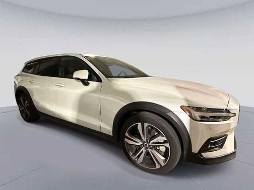 Crystal White 2025 Volvo V60 Cross Country Plus