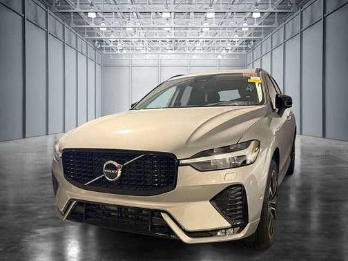 Silver Dawn 2025 Volvo XC60 Plus