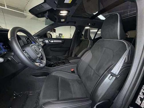 Onyx Black 2024 Volvo XC40