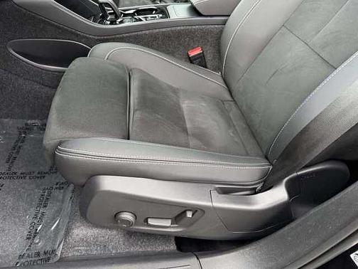 Onyx Black 2025 Volvo XC40 Plus