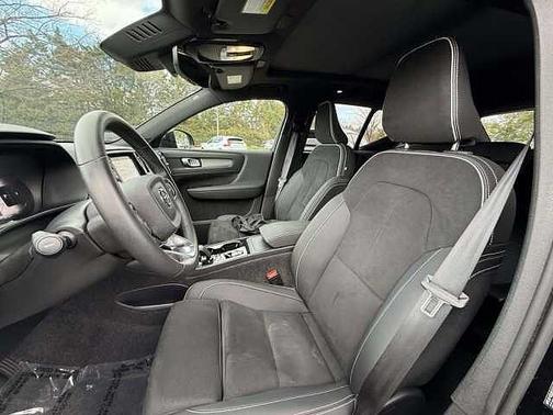 Onyx Black 2025 Volvo XC40 Plus