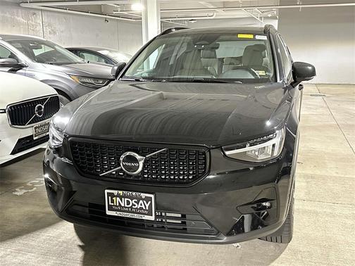 2023 Volvo XC40 B5 AWD Plus Dark