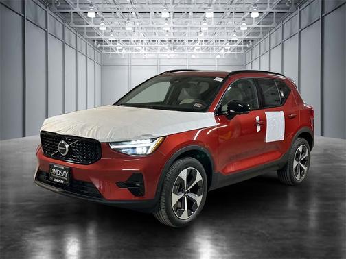 2024 Volvo XC40 B5 Plus Dark