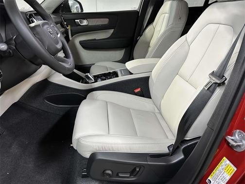 2024 Volvo XC40 B5 Plus Dark