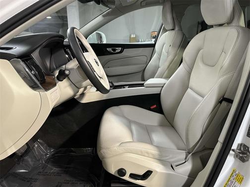2022 Volvo XC60 B5 FWD Momentum