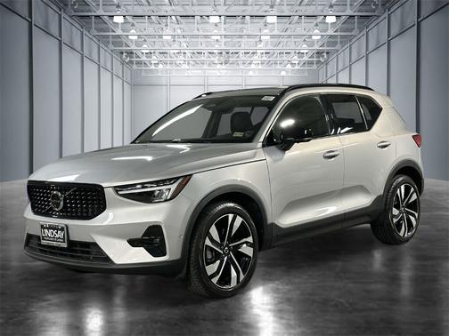 2023 Volvo XC40 B5 AWD Plus Dark