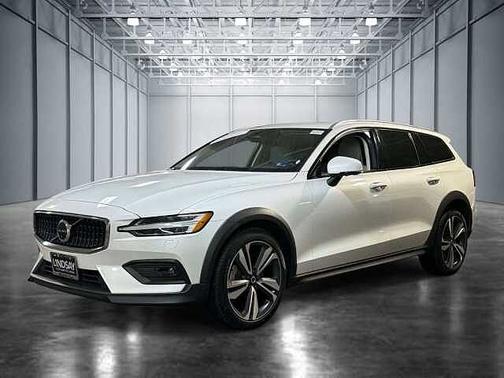 2023 Volvo V60 Cross Country Plus