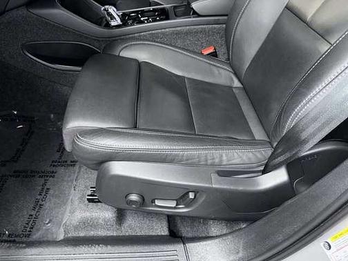 Silver Dawn 2025 Volvo XC40 Plus