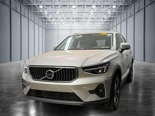 Silver Dawn 2025 Volvo XC40 Plus