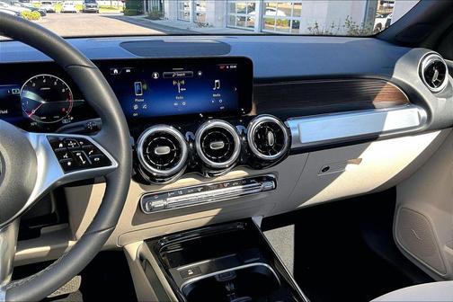 Polar White 2026 Mercedes-Benz GLB 250 4MATIC