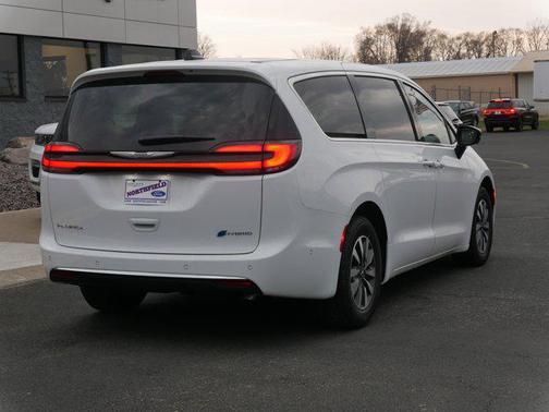 2025 Chrysler Pacifica Hybrid Select