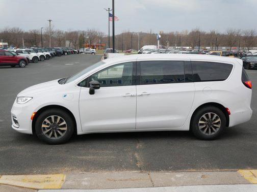 2025 Chrysler Pacifica Hybrid Select