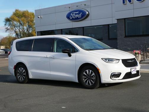 2024 Chrysler Pacifica Hybrid Select