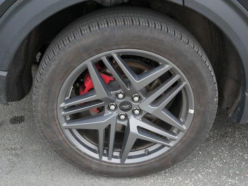 Agate Black Metallic 2025 Ford Explorer ST-Line