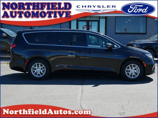 Diamond Black Crystal Pearlcoat 2025 Chrysler Pacifica L