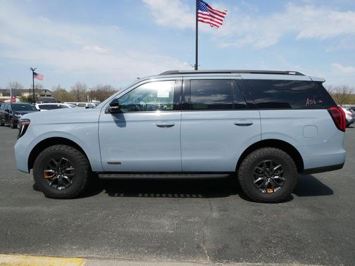 Glacier Gray Metallic Tri-Coat 2026 Ford Expedition Tremor