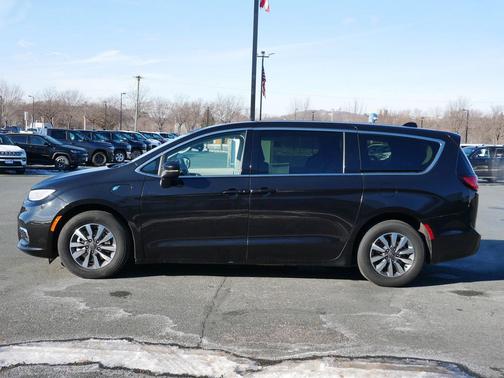 2023 Chrysler Pacifica Hybrid Touring L