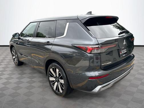 Graphite Gray 2026 Mitsubishi Outlander SE