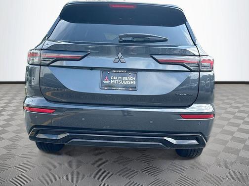 Graphite Gray 2026 Mitsubishi Outlander LE