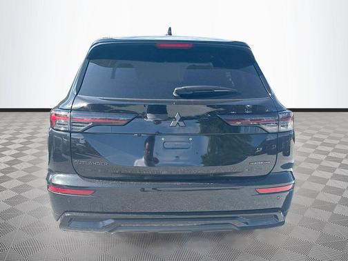 Black Diamond 2026 Mitsubishi Outlander LE