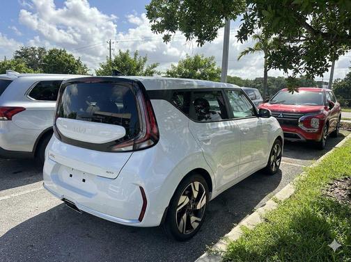 Snow White Pearl 2024 Kia Soul GT-Line