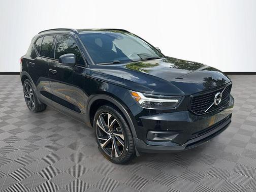 Onyx Black Metallic 2021 Volvo XC40 T4 R-Design