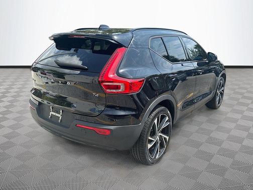 Onyx Black Metallic 2021 Volvo XC40 T4 R-Design