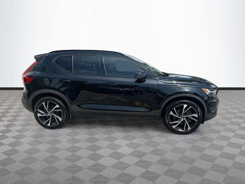 Onyx Black Metallic 2021 Volvo XC40 T4 R-Design