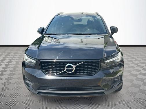 Onyx Black Metallic 2021 Volvo XC40 T4 R-Design