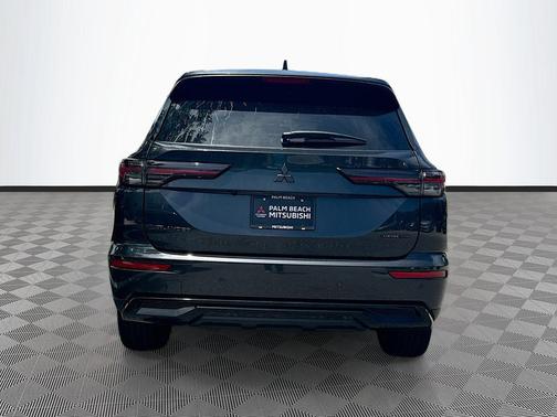 Graphite Gray 2026 Mitsubishi Outlander LE