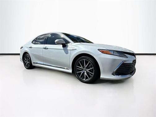 2022 Toyota Camry Hybrid XLE