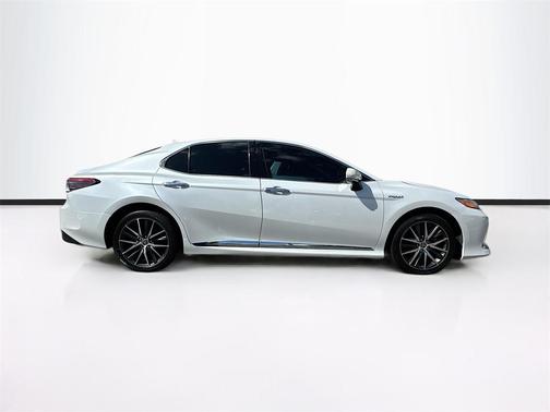 2022 Toyota Camry Hybrid XLE