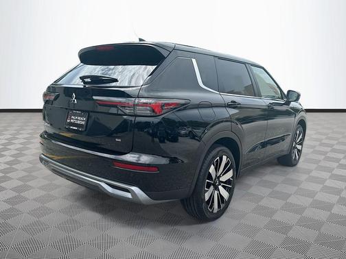 Labrador Black Pearl 2026 Mitsubishi Outlander SE