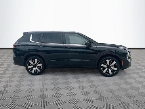 Labrador Black Pearl 2026 Mitsubishi Outlander SE