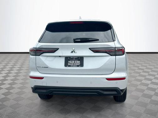White Diamond 2026 Mitsubishi Outlander ES