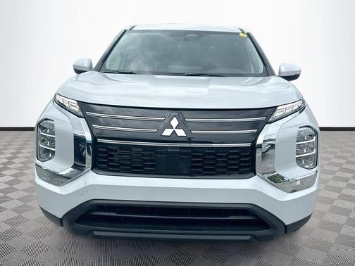 White Diamond 2026 Mitsubishi Outlander ES