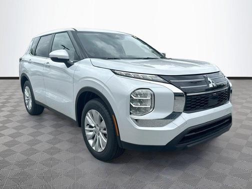White Diamond 2026 Mitsubishi Outlander ES