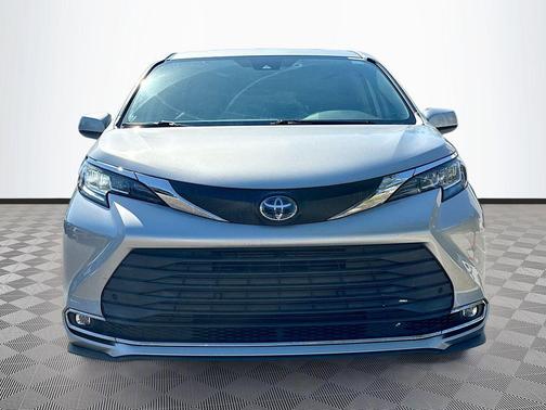 Celestial Silver Metallic 2022 Toyota Sienna XLE