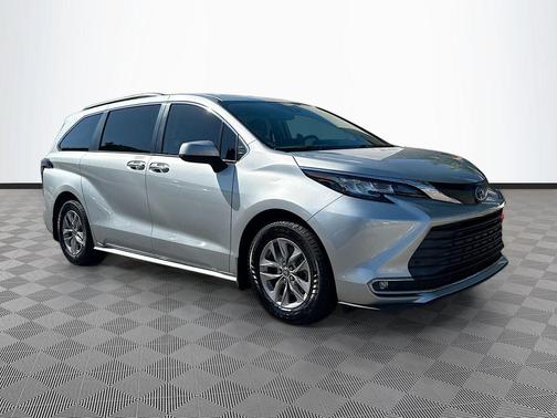 Celestial Silver Metallic 2022 Toyota Sienna XLE