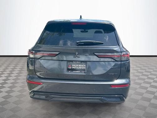 Graphite Gray 2026 Mitsubishi Outlander LE