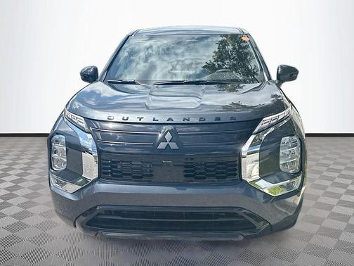 Graphite Gray 2026 Mitsubishi Outlander LE