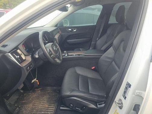 2022 Volvo XC60 B5 Momentum