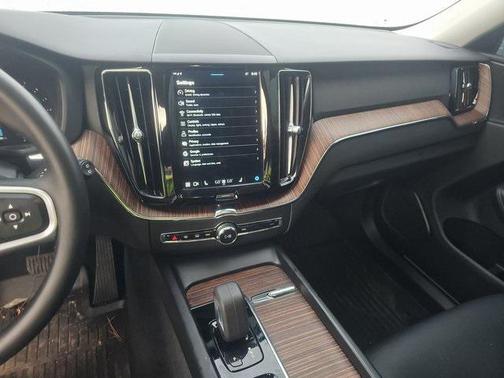 2022 Volvo XC60 B5 Momentum