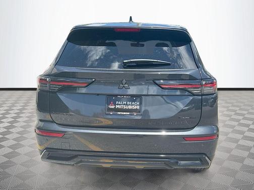 Graphite Gray 2026 Mitsubishi Outlander LE