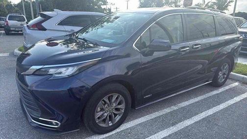 2021 Toyota Sienna XLE 8 Passenger