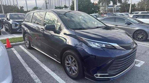 2021 Toyota Sienna XLE 8 Passenger