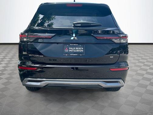 Labrador Black Pearl 2026 Mitsubishi Outlander SE