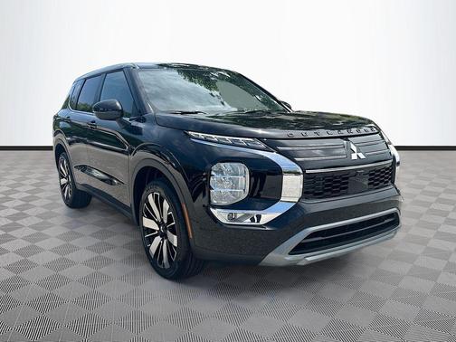 Labrador Black Pearl 2026 Mitsubishi Outlander SE