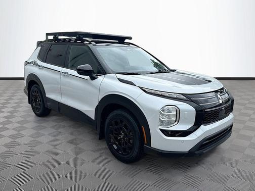 White Diamond With Black Roof 2026 Mitsubishi Outlander TRAIL EDITION S-AWC