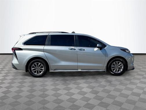2022 Toyota Sienna XLE